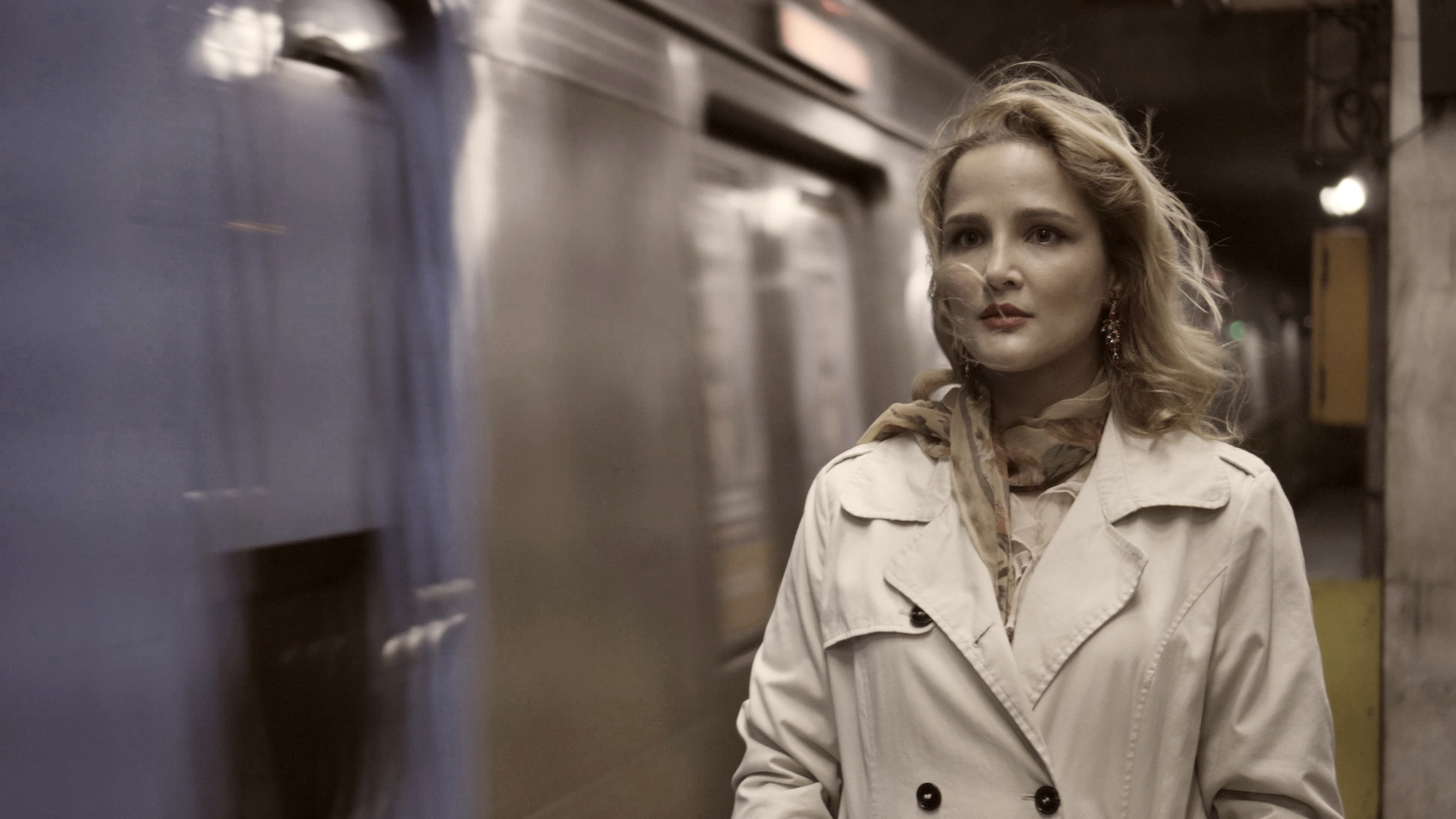 Juliane Portella em cena, em uma estação de trem