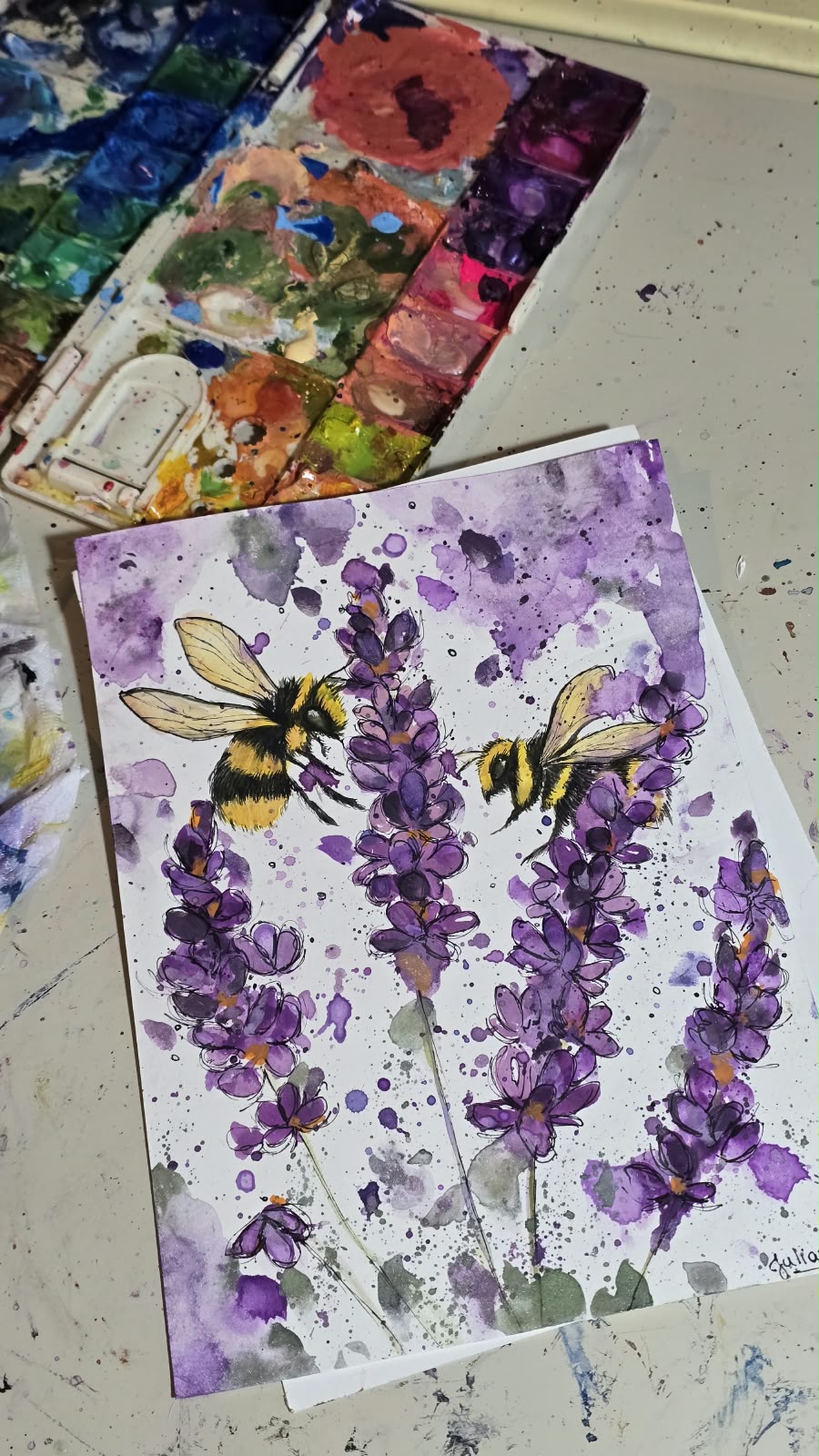 Abelhas entre flores violetas